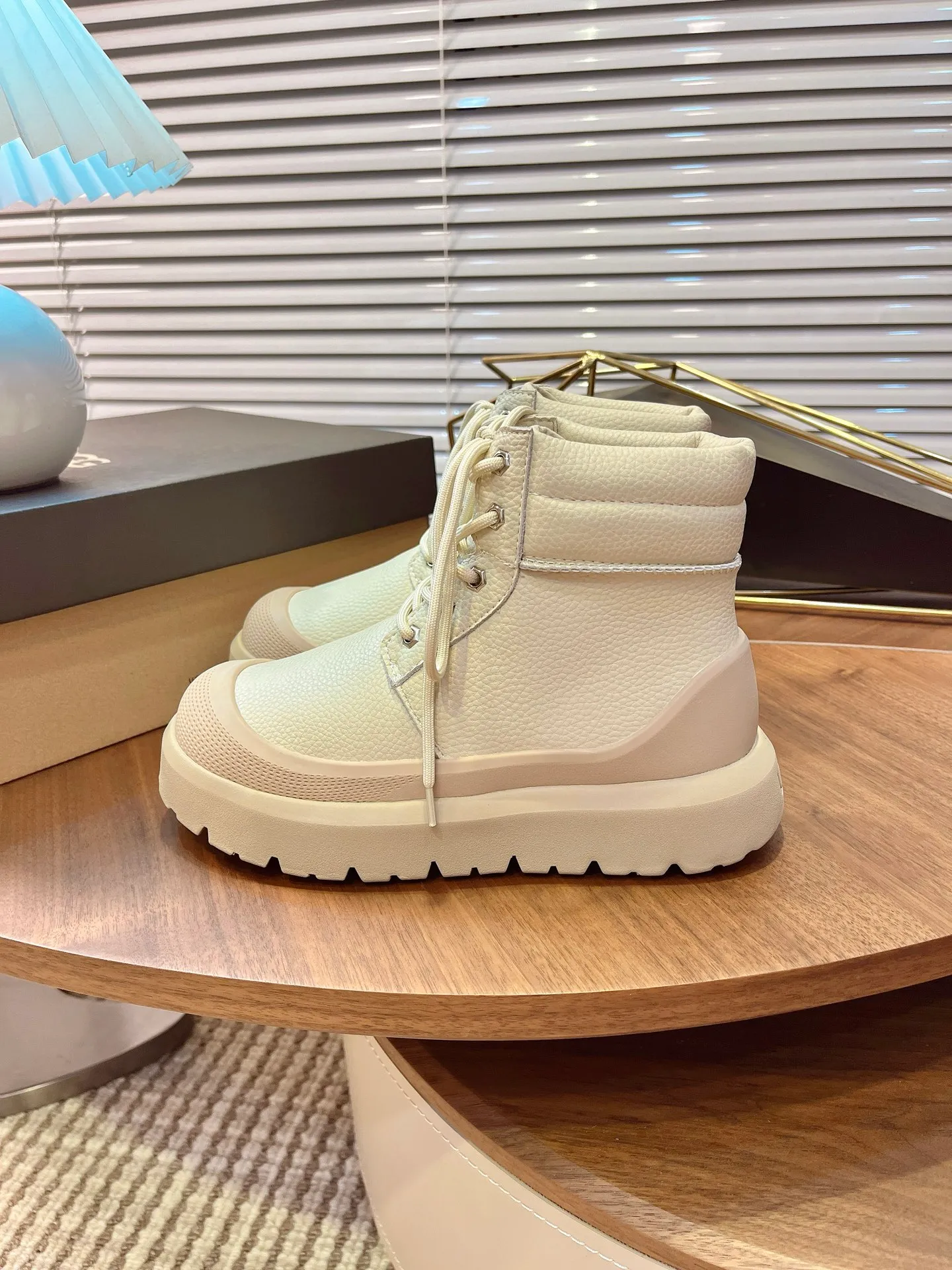 【UGG】 P: 600💰 Couple shoes Size: Women’s size 35-40 / Men’s size 40-44 UGG Tasman Weather Hybrid slip-on snow boots👢 Wang Yibo's same style 👏 adds a large orange sole to the classic Tasman shoe style, functional color contrast design, environmentally friendly waterproof and snowproof material, which has both fashionable and functional attributes. At the same time, it is paired with the new UGG furry shoes Keen's furry color-blocking jacket. Bright orange and maroon collide to create a new light outdoor style and open up a new travel experience in early autumn! Using the best materials, the 17mm fur integrated surface is warmer and breathable, and the outsole is upgraded to a lightweight and wear-resistant light wing technology outsole!
